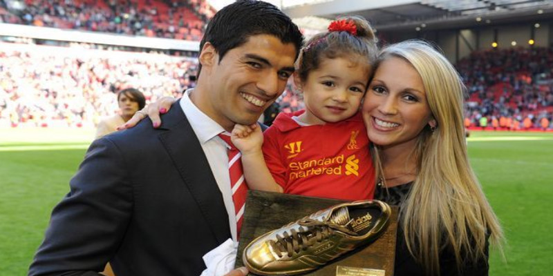 Đứa con đầu lòng của Suarez và vợ Sofia